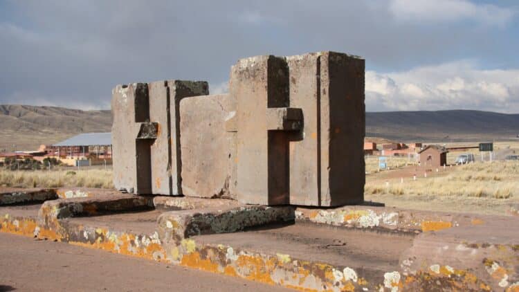 Vestiges monumentaux du site archéologique de Tiwanaku en Bolivie.