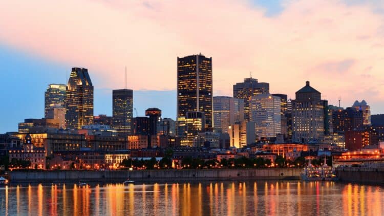 Vue du centre-ville de Montréal illuminé au coucher du soleil.