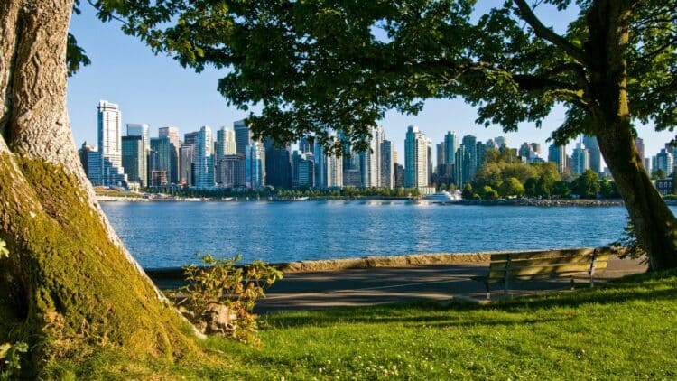 Vue du centre-ville de Vancouver depuis le front de mer.