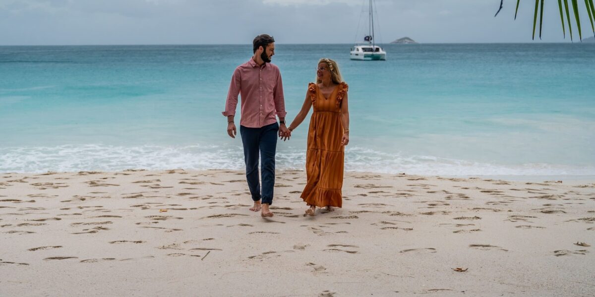 Couple en voyage sur mesure organisé par Atlantide Voyages sur une plage tropicale