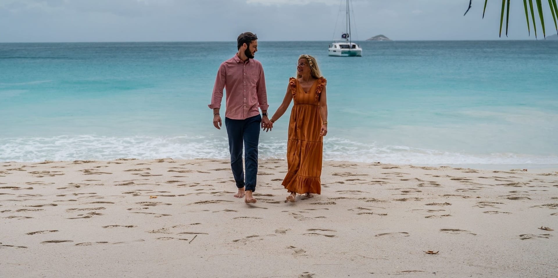 Couple en voyage sur mesure organisé par Atlantide Voyages sur une plage tropicale