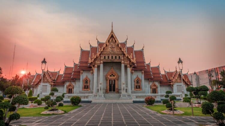 Temple traditionnel à Bangkok en Thaïlande au coucher du soleil.