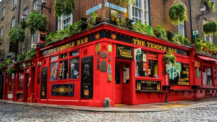 Façade rouge emblématique du pub Temple Bar dans le quartier animé de Dublin.