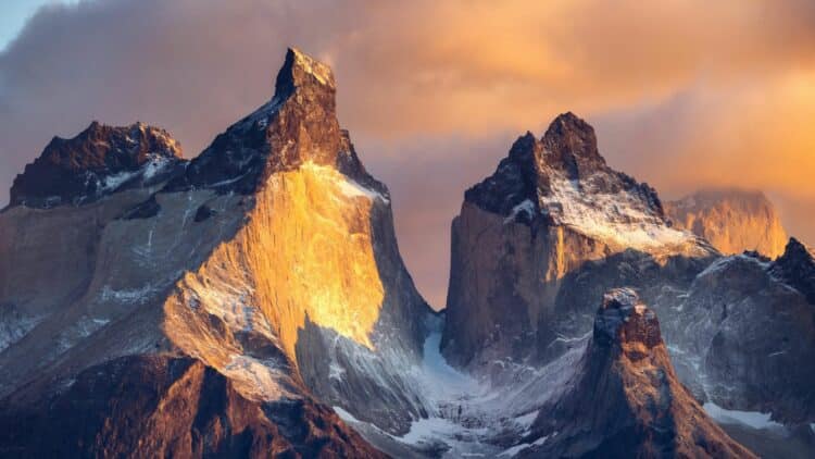Pics rocheux illuminés au coucher du soleil dans le parc Torres del Paine en Patagonie.
