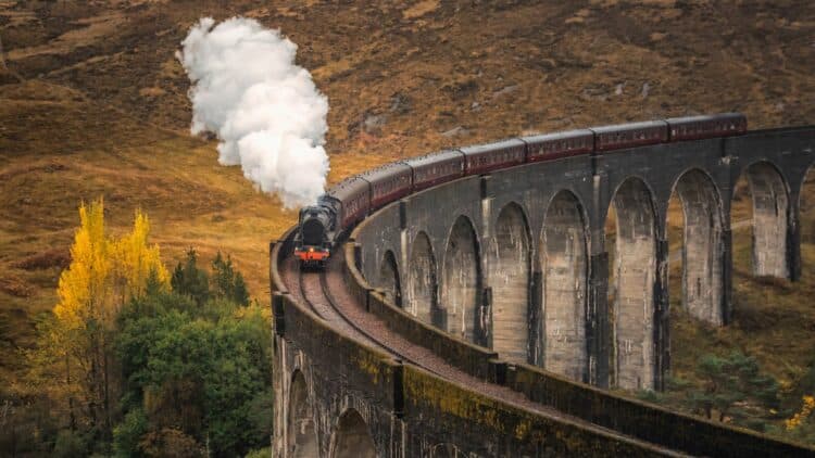 Train à vapeur traversant le viaduc de Glenfinnan dans les Highlands d'Écosse.
