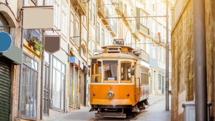 Tramway jaune traditionnel circulant dans les rues de Lisbonne.