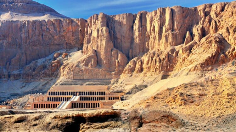 Temple d’Hatchepsout au cœur des falaises de la Vallée des Rois en Égypte.
