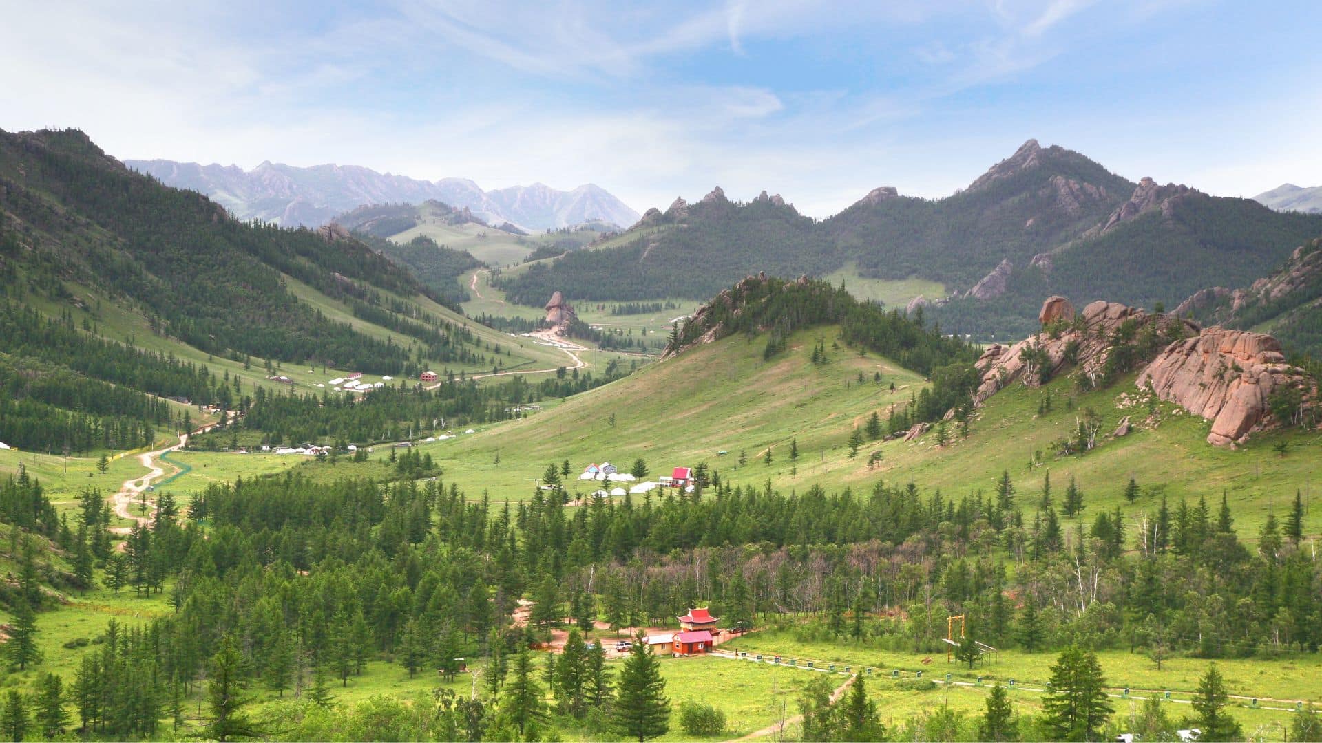 Paysage de vallées verdoyantes et montagnes en Mongolie.