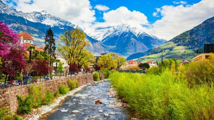 Paysage alpin du Tyrol avec montagnes, vallées et villages autrichiens.