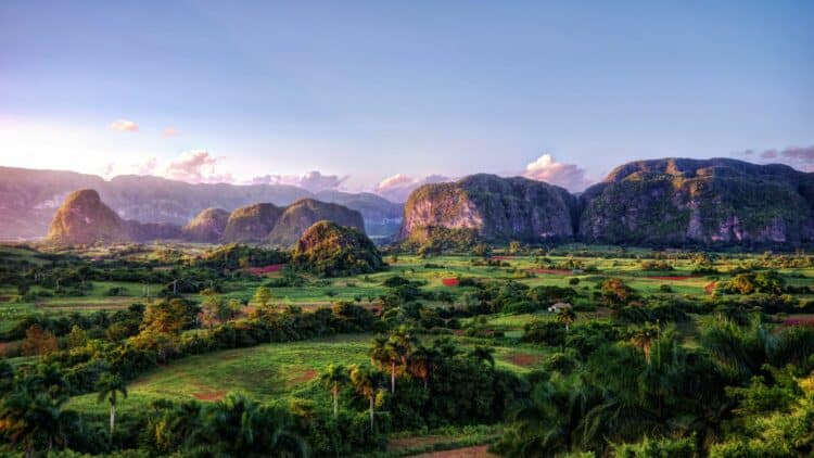 Paysages verdoyants de la vallée de Viñales à Cuba.