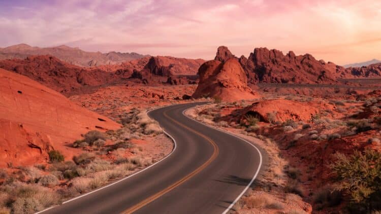 Route traversant les formations rocheuses rouges de Valley of Fire dans le Nevada.