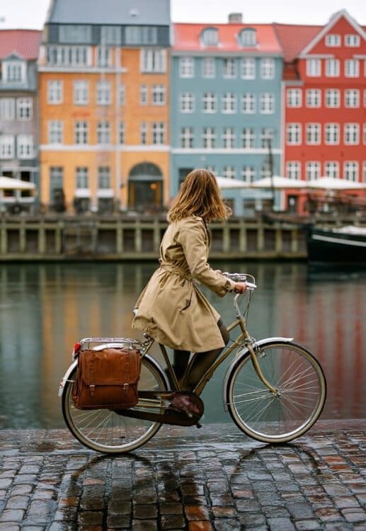 Cycliste devant les maisons colorées du port de Copenhague au Danemark.