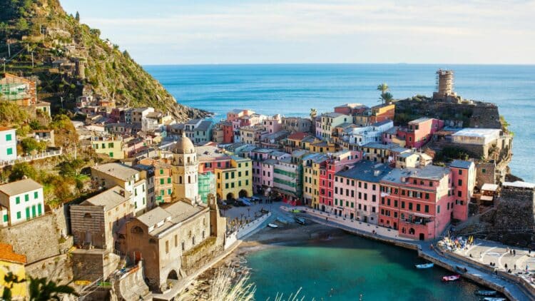 Vue panoramique sur le village de Vernazza dans les Cinque Terre en Italie.