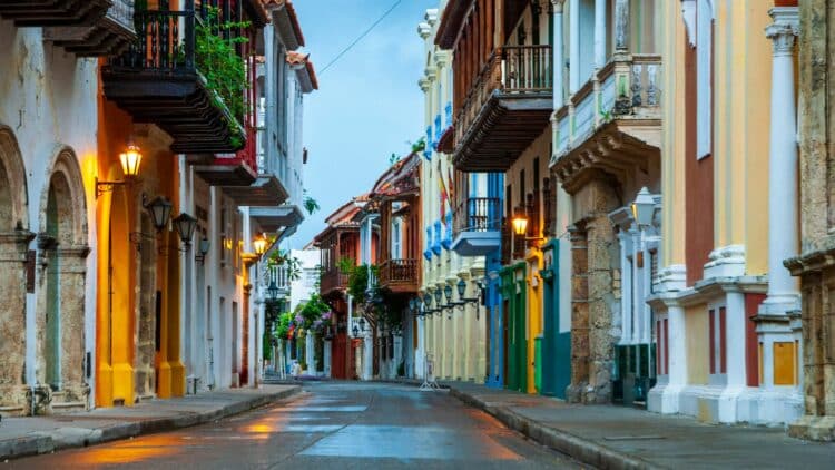 Rue colorée de la vieille ville de Carthagène des Indes en Colombie.