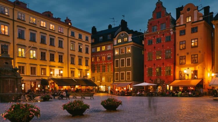 Façades colorées illuminées dans la vieille ville de Stockholm à la tombée de la nuit.