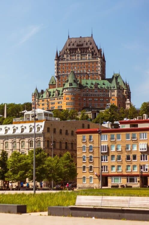 Vue du Château Frontenac et du Vieux-Québec depuis les quais du fleuve.