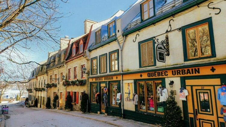 Rue historique du Vieux-Québec bordée de boutiques et de bâtiments anciens.