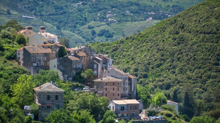 Village traditionnel de Balagne entouré de collines verdoyantes en Corse.