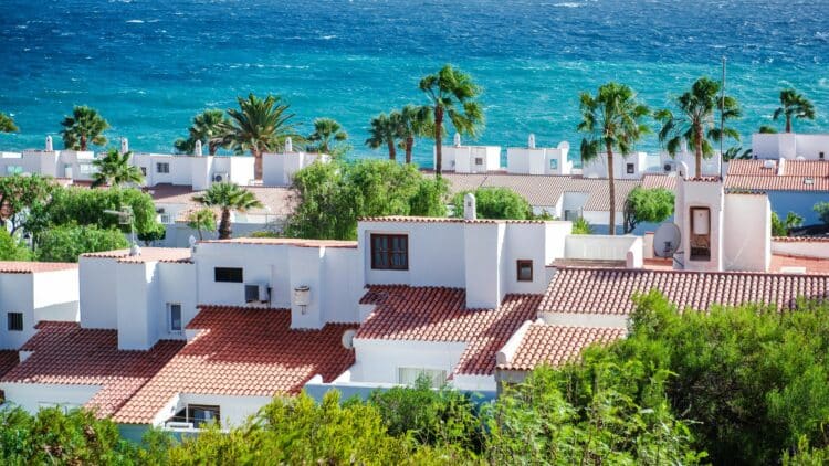 Maisons blanches et palmiers sur le littoral de Tenerife aux Canaries.