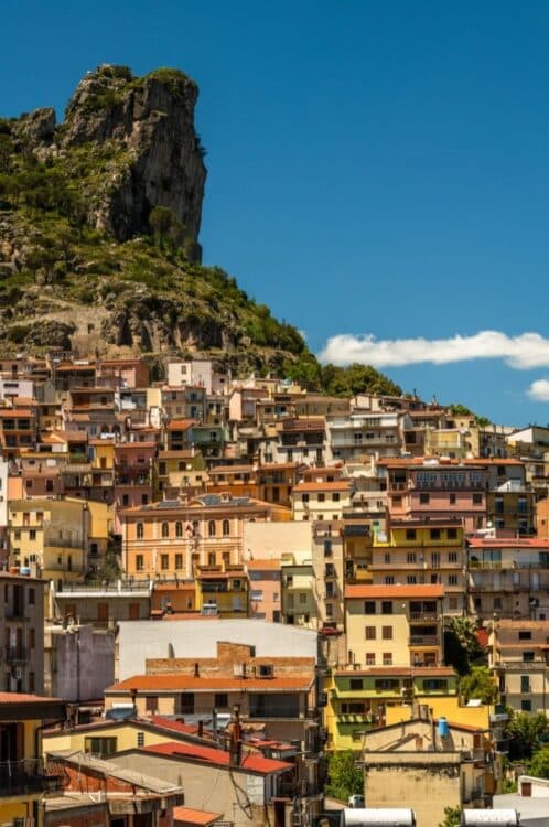 Village traditionnel adossé à une montagne rocheuse en Sardaigne.