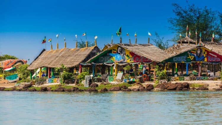 Village de pêcheurs coloré sur la côte du Sénégal.