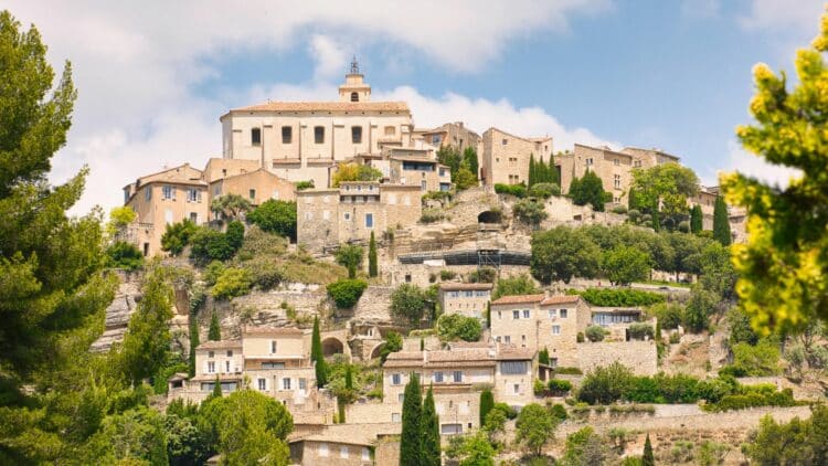 Village perché du Luberon entouré de paysages provençaux.