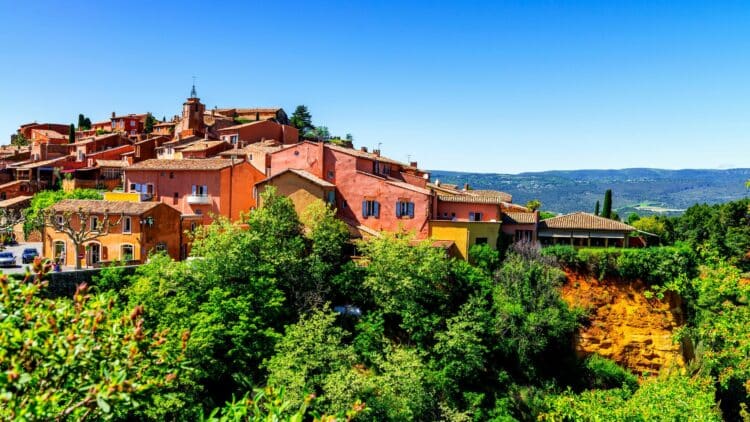 Vue sur le village de Roussillon et ses falaises d’ocre en Provence.