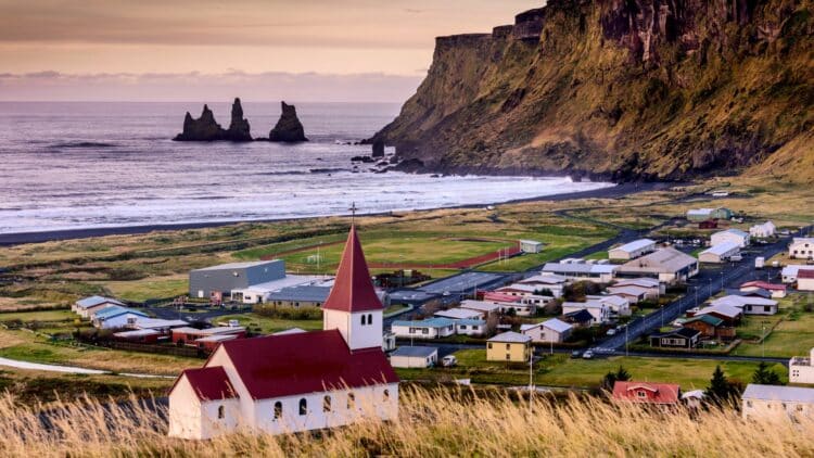 Vue sur le village de Vík et les falaises de la côte sud de l'Islande.