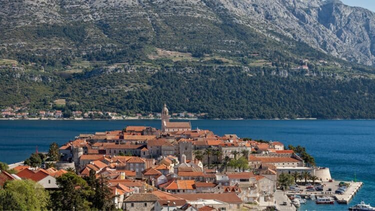 La vieille ville fortifiée de Korčula au bord de la mer Adriatique.