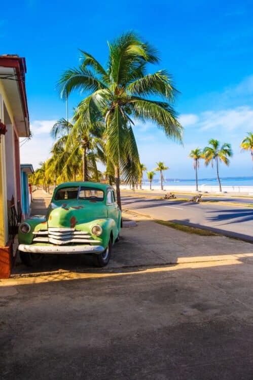 Voiture américaine ancienne garée le long du front de mer à Cuba.