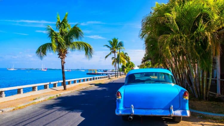 Voiture américaine ancienne sur le front de mer à Cuba.