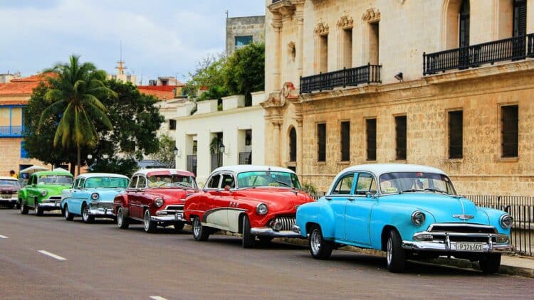 Voitures américaines anciennes dans les rues de La Havane à Cuba.