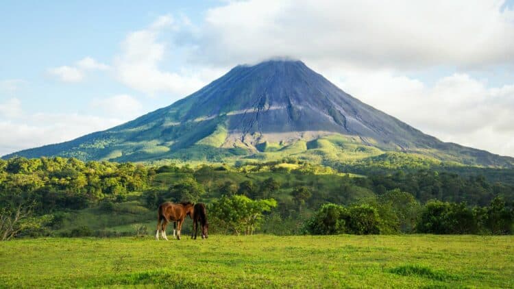 Volcan Arenal dominant les paysages verdoyants du Costa Rica.