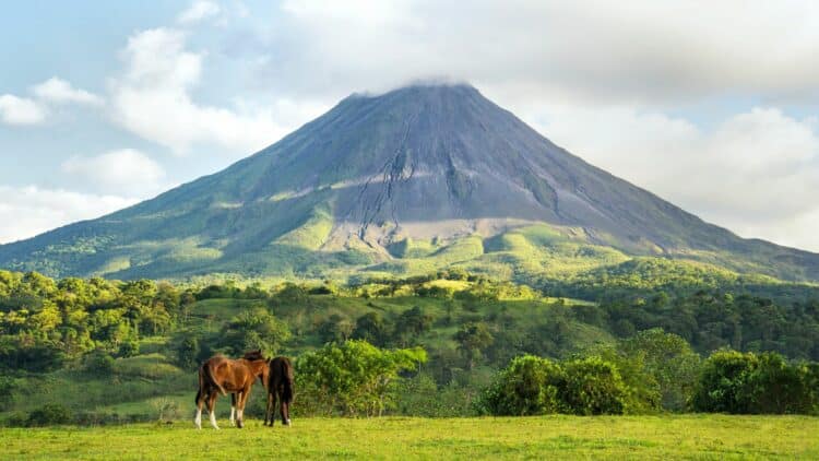 Volcan Arenal dominant la forêt tropicale au Costa Rica.