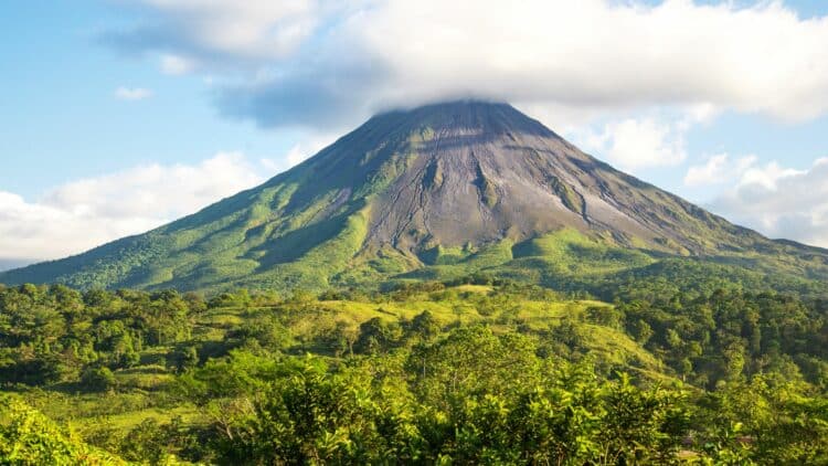 Volcan Arenal dominant la forêt tropicale du Costa Rica.