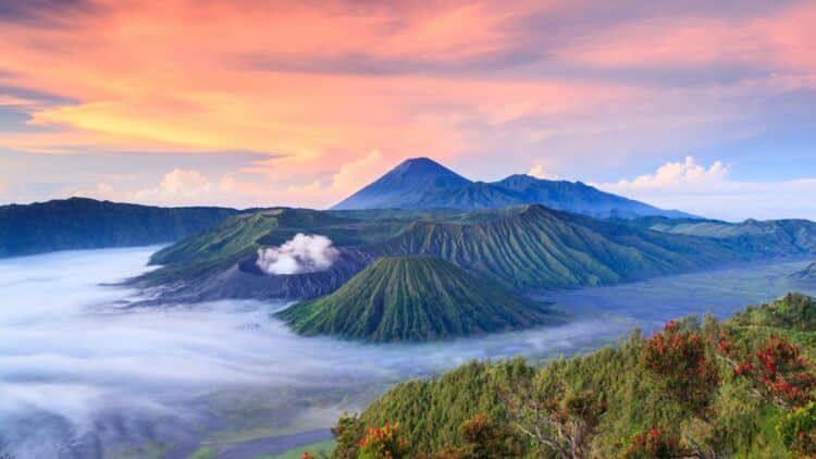 Volcans du massif du Bromo au lever du soleil sur l’île de Java.
