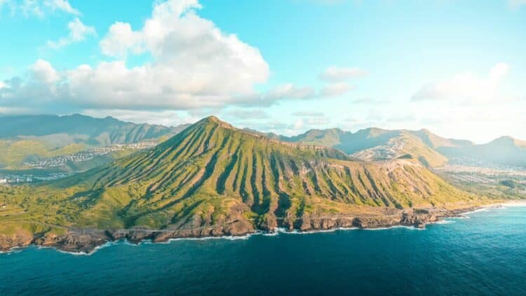 Volcan verdoyant dominant le littoral de l’archipel d’Hawaï.