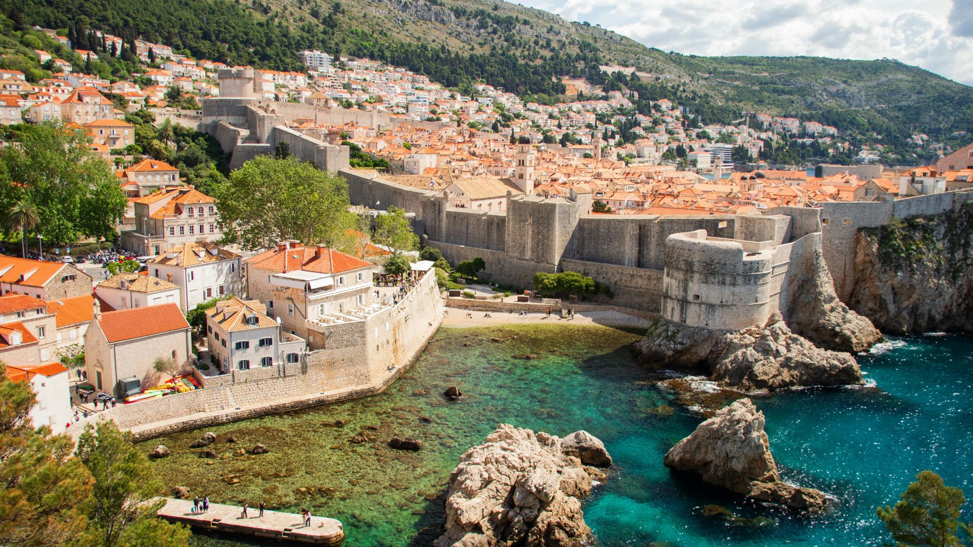 Vue panoramique des remparts de Dubrovnik et de la mer Adriatique en Croatie.