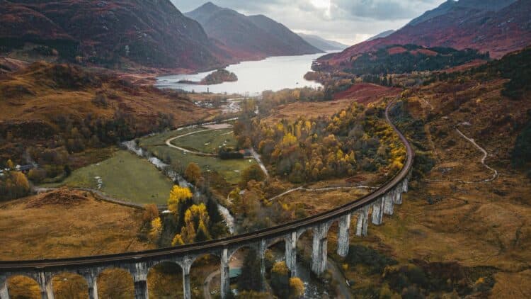Vue aérienne du viaduc de Glenfinnan au cœur des Highlands écossais.