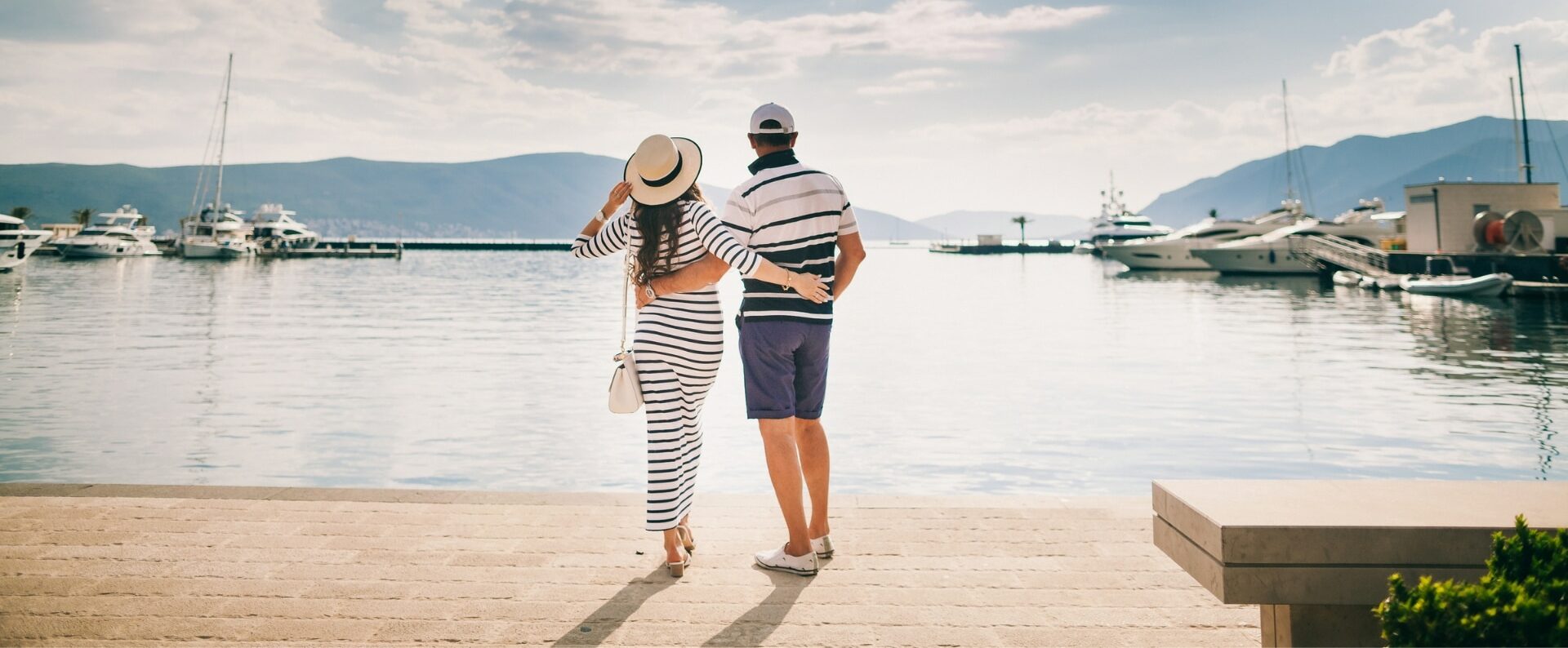 Couple admirant un port de plaisance lors d'un voyage sur mesure organisé par Atlantide Voyages.