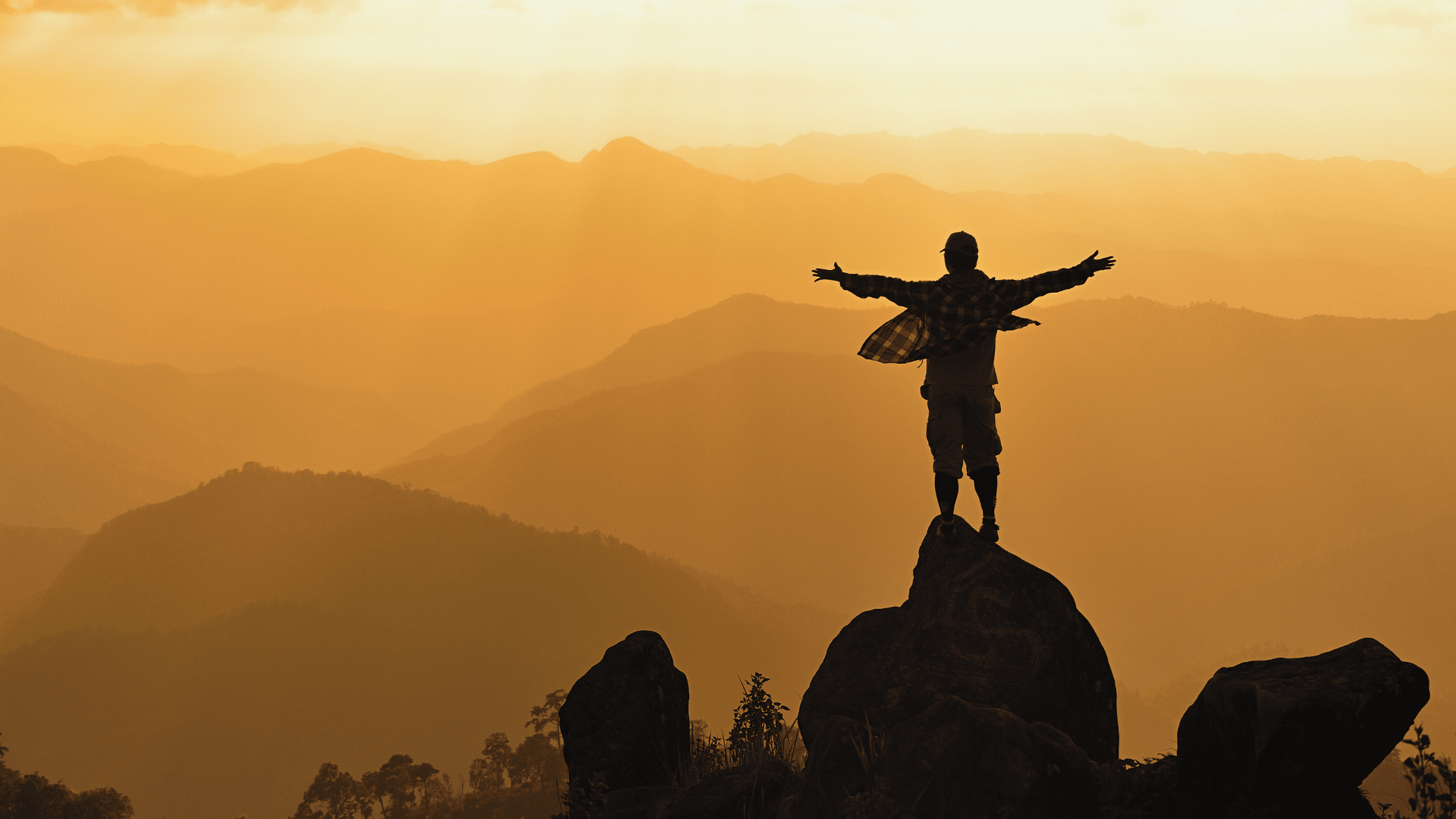 Voyageur admirant un panorama de montagnes au lever du soleil