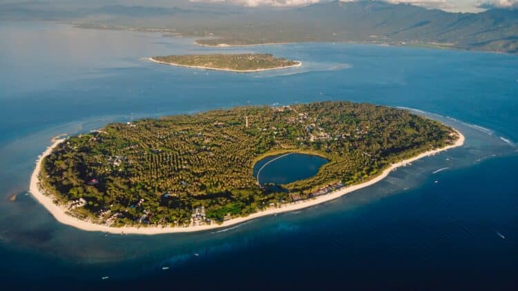 Vue aérienne d’une île des Gili entourée d’eaux turquoise en Indonésie.