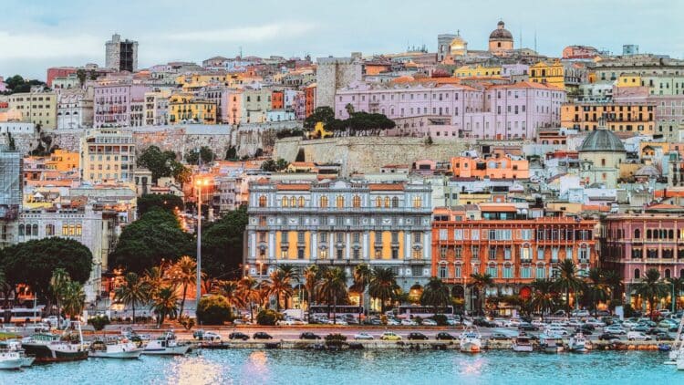 Vue panoramique sur la ville de Cagliari en Sardaigne au coucher du jour.