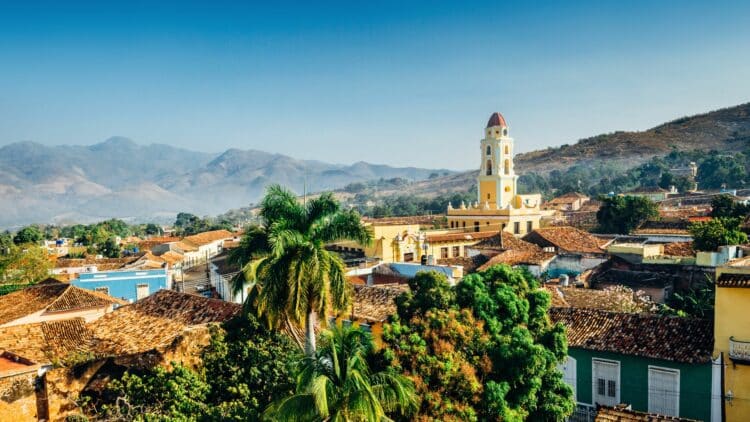 Vue sur la ville coloniale de Trinidad entourée de montagnes à Cuba.