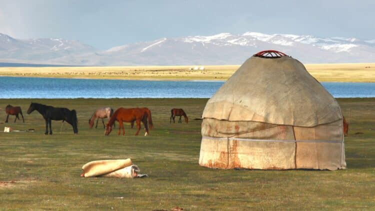 Yourte traditionnelle près d’un lac dans les steppes de Mongolie.