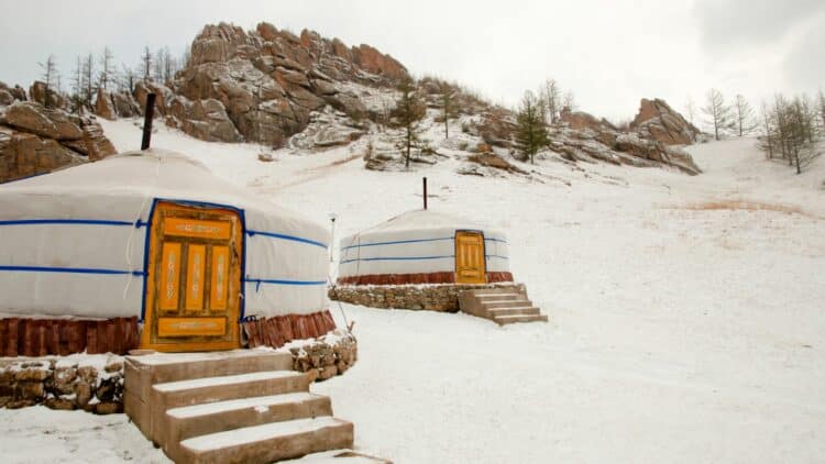 Yourtes traditionnelles sous la neige dans les montagnes de Mongolie.