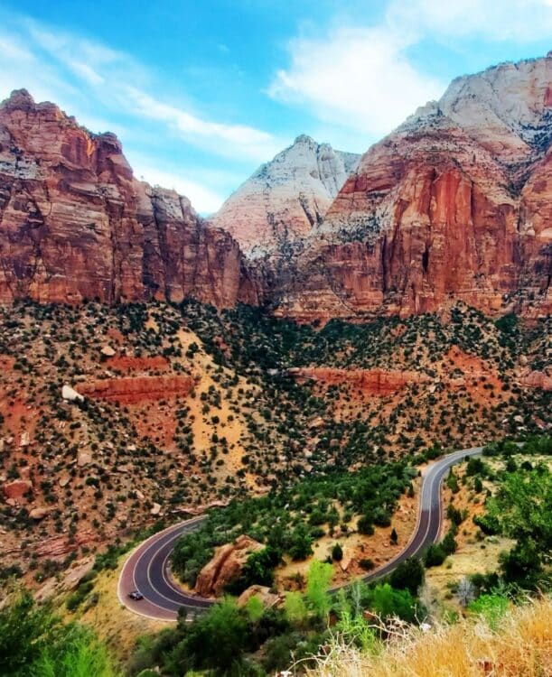 Route sinueuse traversant les paysages rocheux du parc national de Zion dans l’Utah.