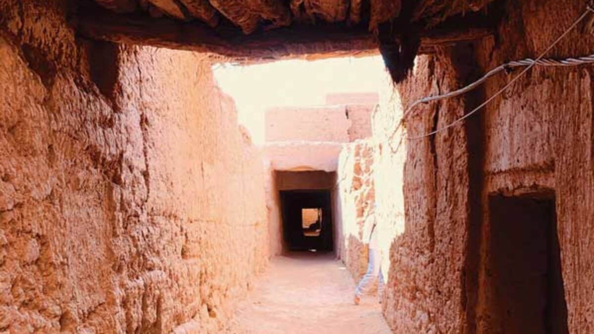 Passage aux murs en terre dans une architecture traditionnelle du sud marocain.
