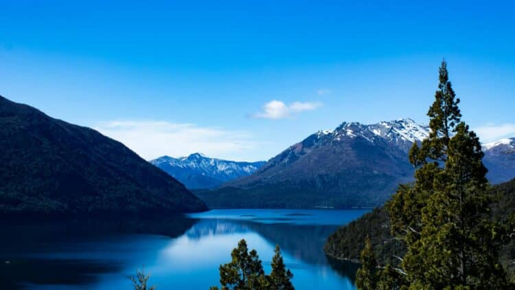 Lac de montagne entouré des sommets enneigés de la Patagonie argentine.