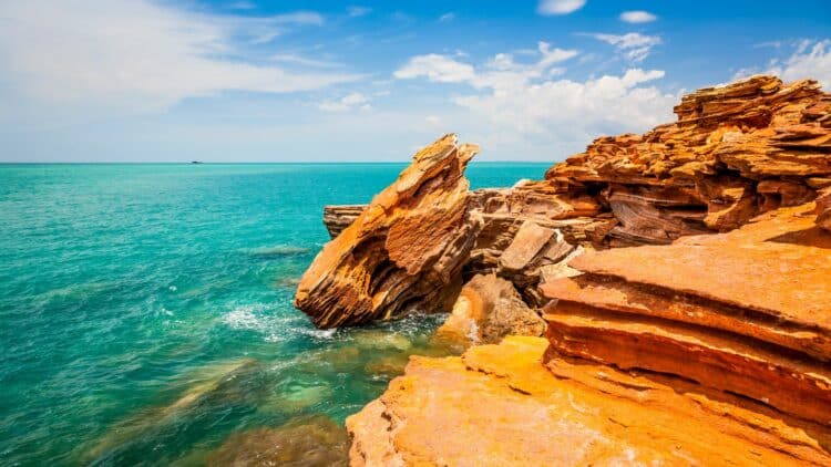 Falaises rocheuses rouges sur la côte de Broome en Australie.